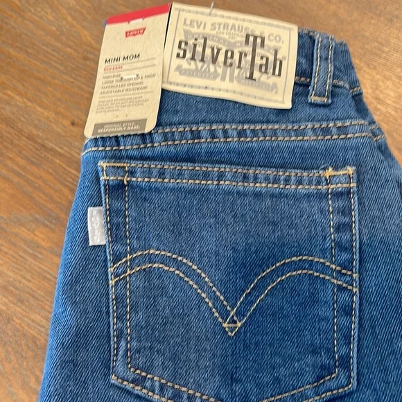 🎉HP🎉Levi’s Silver Tab Mini Mom jeans. Size 8 reg. - Picture 4 of 11